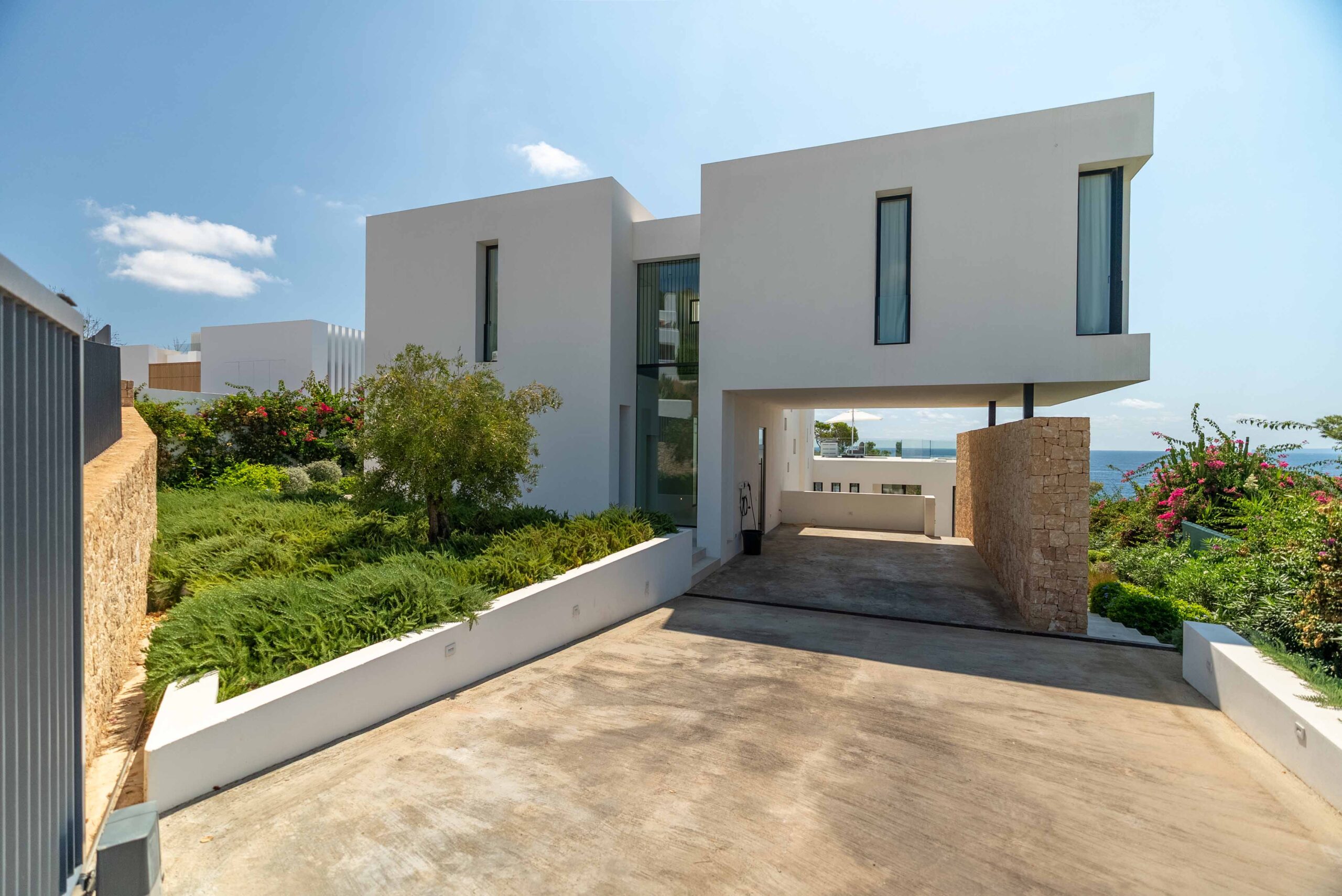 An astonishing entrance to rental Villa Sa Careneta